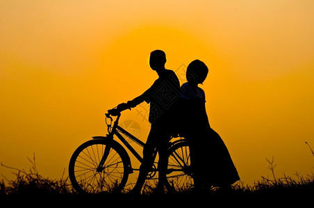 自由运动骑行车男生和女对自行车满意的休眠图片