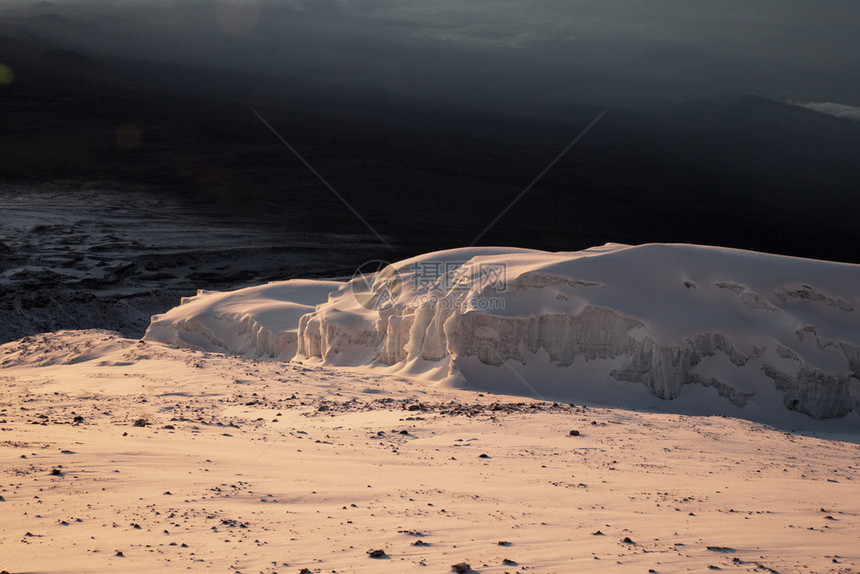 永恒已知黑暗的在黄昏乞力马扎罗山上的冰川带着光和影子图片