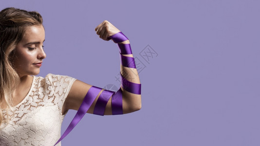 女人用丝带复制空间伸展手臂建筑物案子种图片