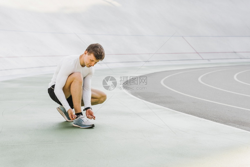 高的长跑手绑鞋带坚果丰富多彩的图片