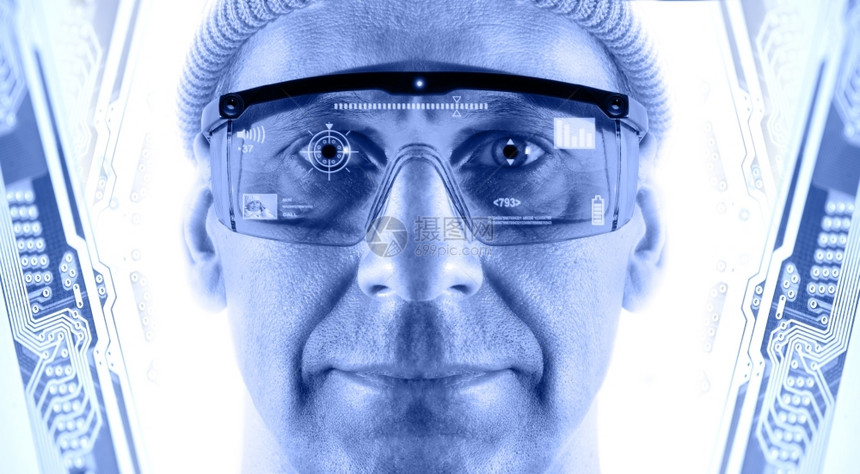 在电子路板上身戴智能眼镜的男人肖像背景为TonedBlue电气子的技术图片