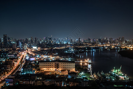 十月朝毛笔字城市景观曼谷泰国2019年月8日曼谷市的美丽景色夜晚沿着Chaopraya河沿Chaopraya河的美丽摩天大厦现代的摩天大楼背景