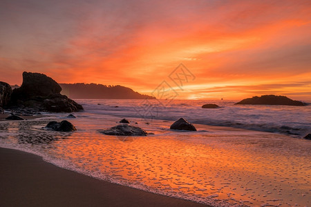 弗朗西斯科美丽海浪国旧金山日落时分马歇尔海滩图片
