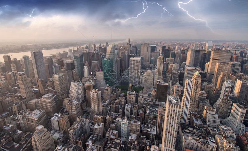 暴风雨中的曼哈顿天际线纽约暴风雨中的曼哈顿天际线纽约新的城市图片