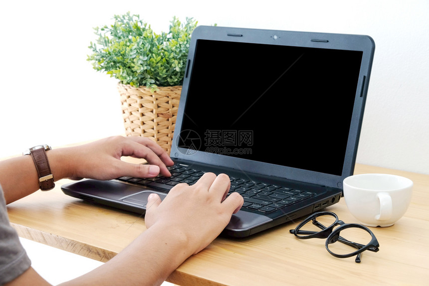 沟通手打笔记本电脑用空白屏幕进行模拟技术生活方式家键盘图片