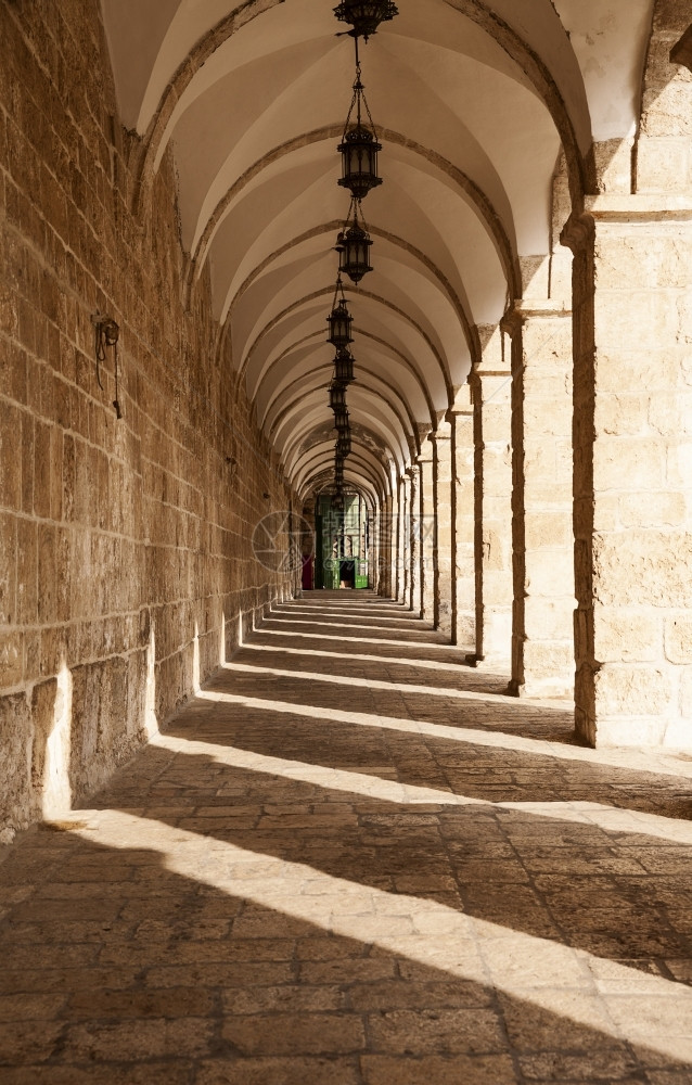 哈沙谢莱特以色列耶路撒冷旧城圣殿山顶上长的走廊通往连锁门一条长的走廊通向以色列境内的耶路撒冷旧城圣殿山顶端建筑的哈巴伊特图片