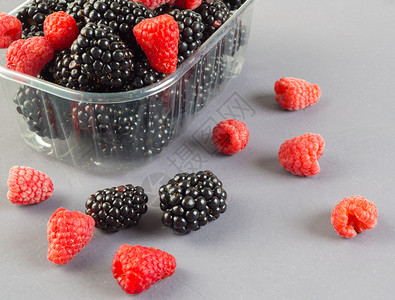 有机的混合新鲜水果草莓和黑包括鲜果浆和黑莓色的新鲜图片