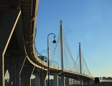 河高架桥和有线封视图低角度电缆封桥伙计们高的图片