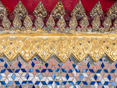 装饰品质地雕塑在泰国寺庙公共区教堂墙上挂有玻璃马赛克的光花板不需要财产放行背景图片