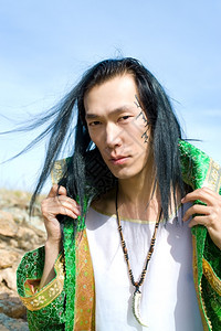 姓名男人套装身穿绿色蒙古西装的年轻少男子他的名字Chinghis用古蒙文写在他的脸颊上图片