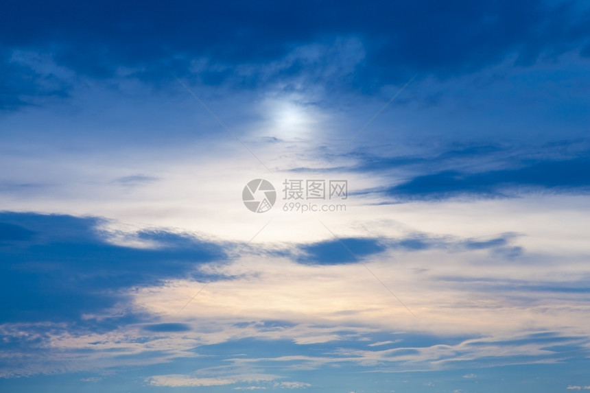 景观地平线戏剧日落在夜空有云和阳光明的蓝红图片