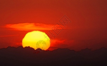 7月红日落从西班牙巴利阿里群岛马洛尔卡西海岸进入地中平线假期橙图片