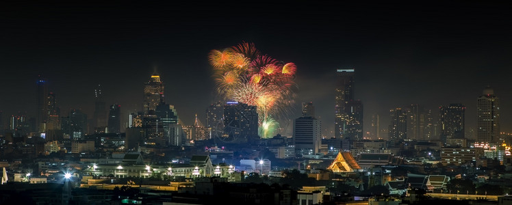 庆典黑暗的Bangkok市摩天大楼的美丽烟火爆炸全景丰富多彩的图片