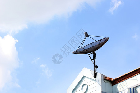 天空美丽的顶上卫星盘雷达移动的电视背景图片