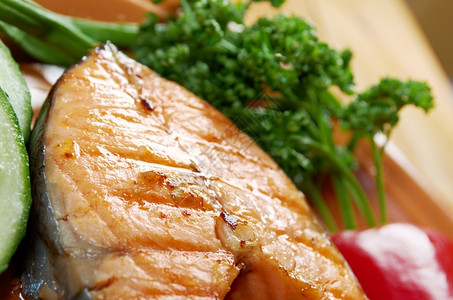 美味的烤鲑鱼牛排加蔬菜浅水深野外三文鱼欧米茄准备吃饭图片
