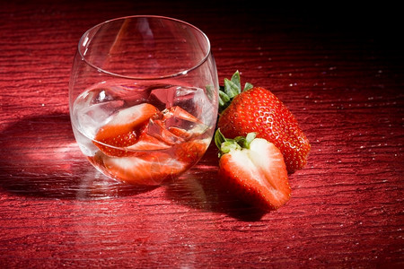 红桌上冰草莓照片冷冻凉爽的酒鬼图片