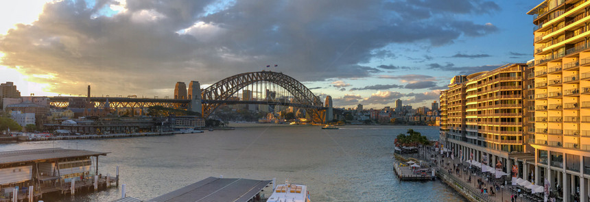 商业澳大利亚人反射悉尼港的全景日落空中观测图片