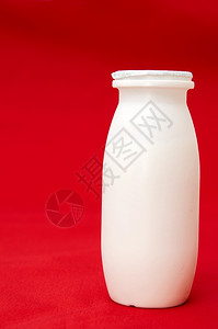 早餐红色的背景牛奶罐自然图片