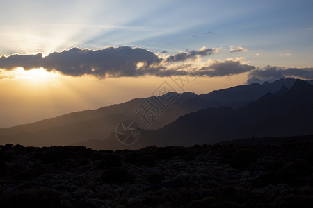 倒台坦桑尼亚最高山峰会下黎明坚硬的安静图片