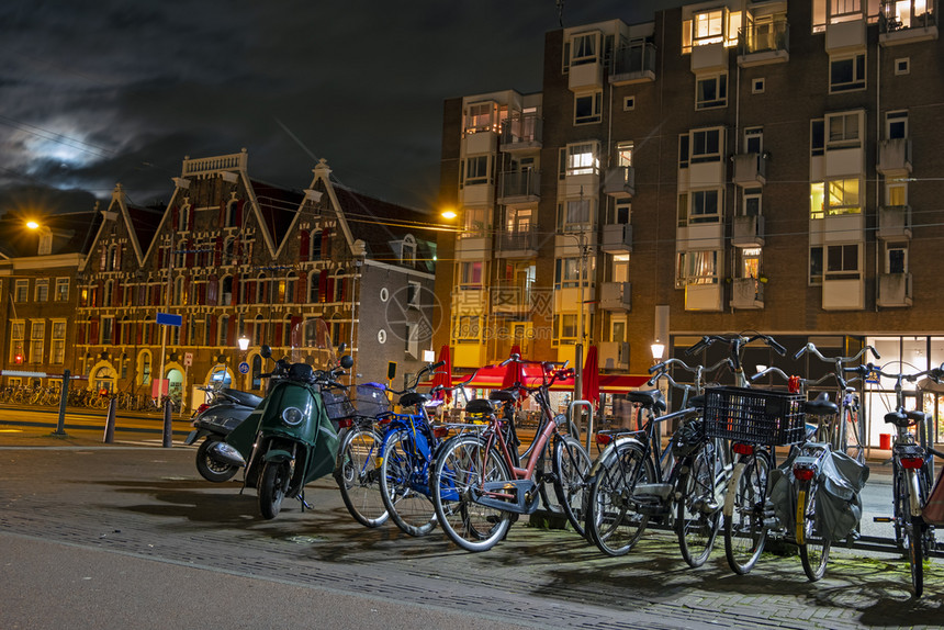 历史的发动机荷兰阿姆斯特丹市街道场景晚上建造图片