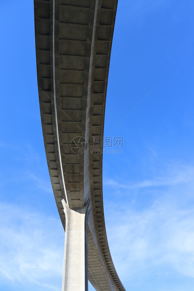 查看蓝色天空背景的混凝土纵管斜形高速公路臭鼬蓝色的图片