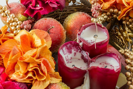 季节花圈传统圣诞装饰包括蜡烛人工苹果和鲜花等传统的圣诞节装饰礼物图片