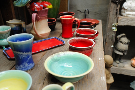 本迪克森锅颜色在生锈环境中展示的手工陶器花瓶杯碗和其他陶瓷制品图片