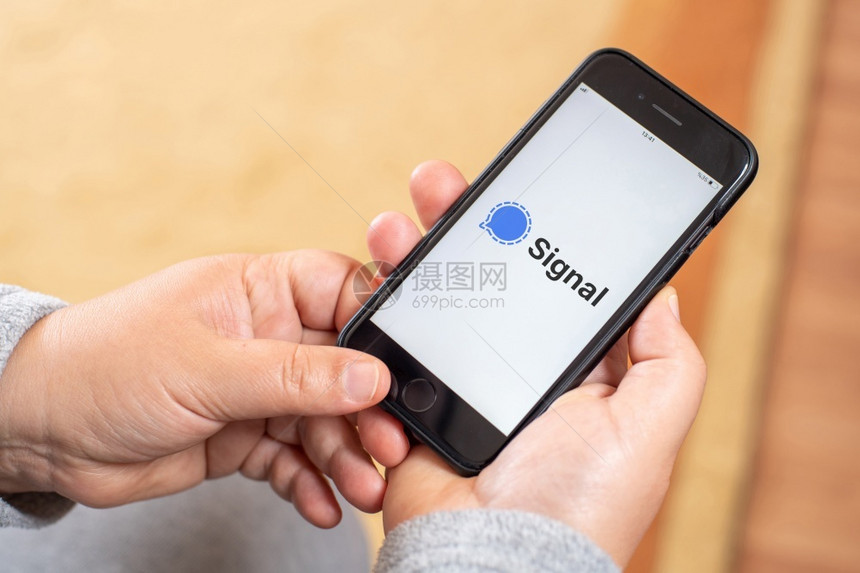 手机在线的沟通201年月3日显示信号私人使应用程序标志的智能电话图片