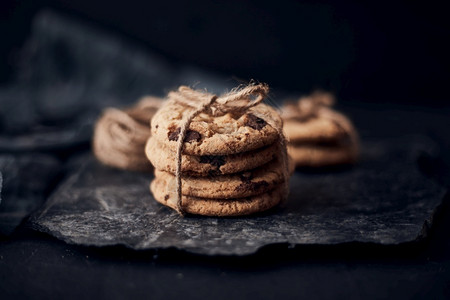 喝新鲜的巧克力薯片饼干甜美味点心概念棕色的图片