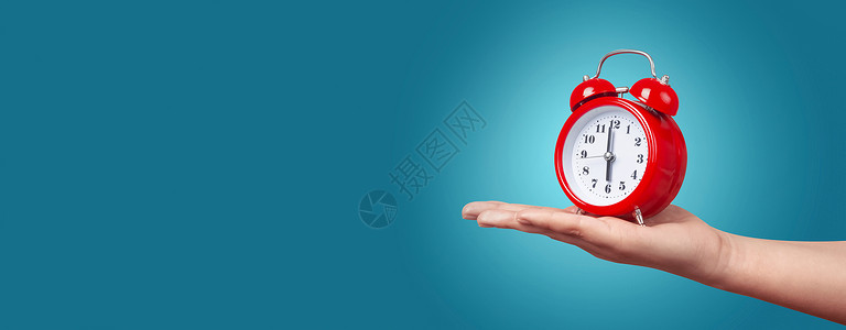 手指红色时钟有警铃的红蓝色背景清晨醒来的概念装饰风格计时器图片