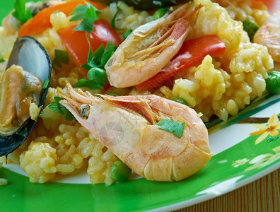 以白米和海产食品制成的墨西哥传统菜盘拉通巴达latumbada墨西哥人地中海乌贼背景图片