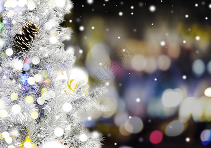 晚上有散景灯的圣诞树明亮锥体季节图片