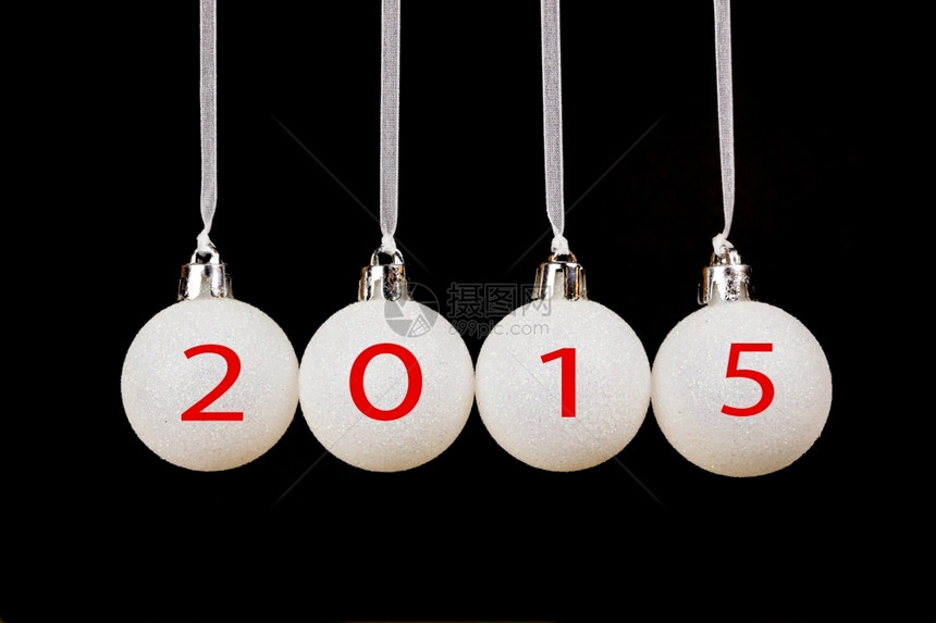 4个白圣诞节球2015年以黑色背景隔离在2015年排传统的黑色图片