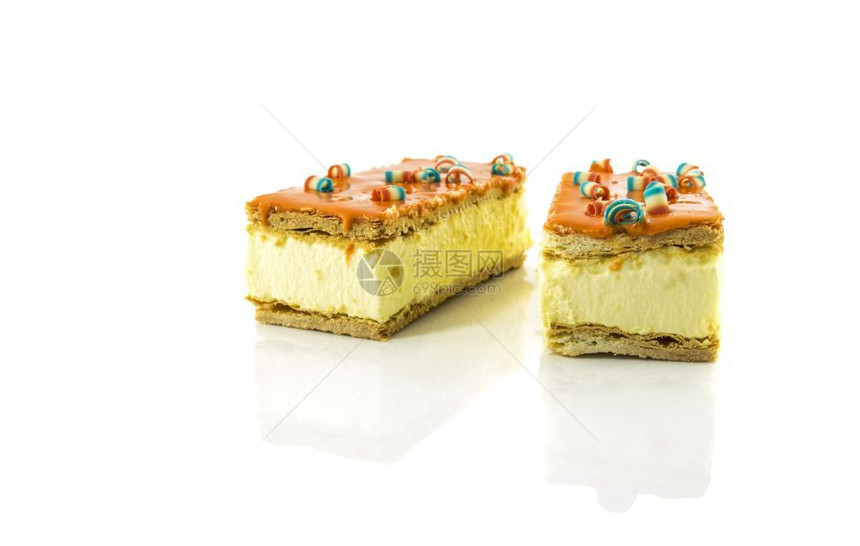 白色的康宁尼达对待两个橙色tompouce传统的荷兰糕点主要在国王节所以颜色是橙荷兰传统颜两个橙tompouce两个橙色图片