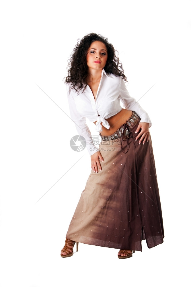 拉丁裔西班牙穿着白结的衬衫和棕裙子少数民族女孩站着露腹按钮被孤立无所依存她是个年轻女人身着棕色卷毛发皮肤黑褐头发穿着白结的衬衫和图片