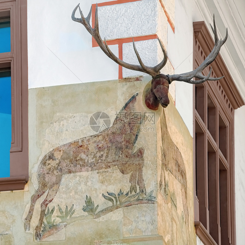 罗马尼亚Sigisisoara有鹿头的房子角有一个的房子角有优质建筑图片