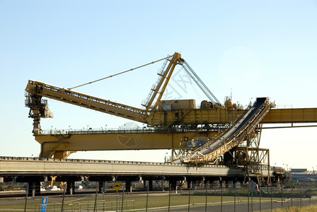 移动澳大利亚新南威尔士州纽卡斯港的煤炭装载机材料器图片