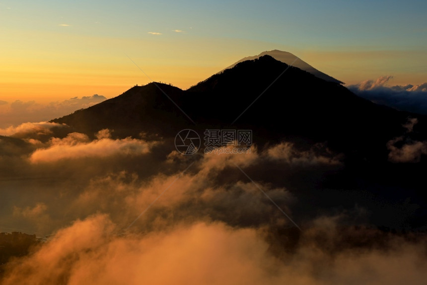 多云的户外自然印度尼西亚巴厘岛BaturKintamani山火顶端日出时云雾的景象图片