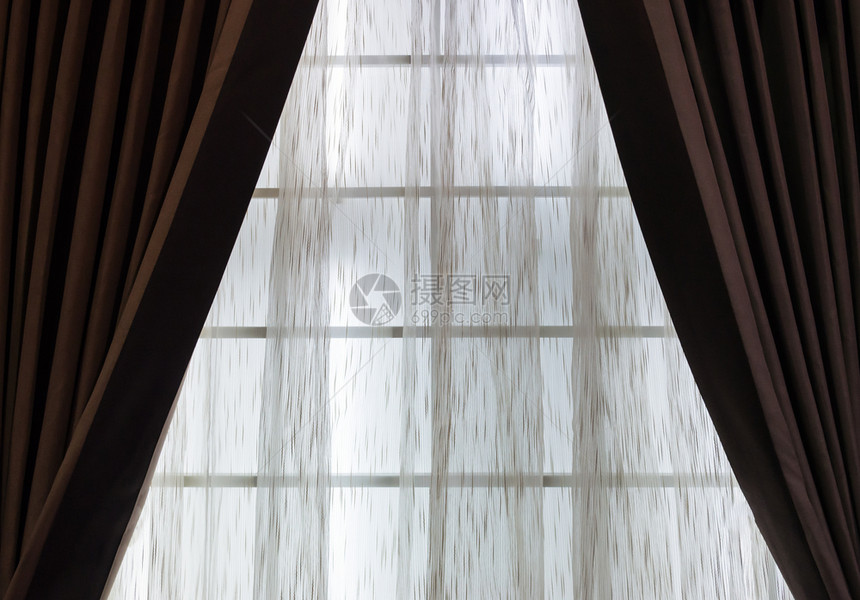 经典的纺织品客厅窗户上布着半透明的棕色窗帘奢华图片