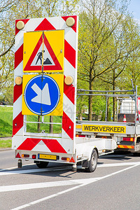 舍内维尔自治市工作荷兰卡车和交通标志的公路工程运输标志荷兰背景图片