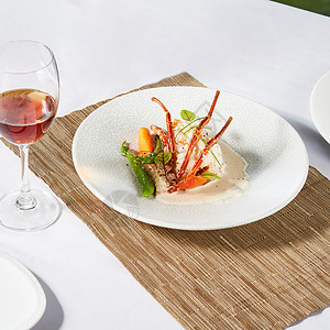 现代的优秀一顿饭餐盘上美味的食物精餐盘子有创意的餐厅大概念图片