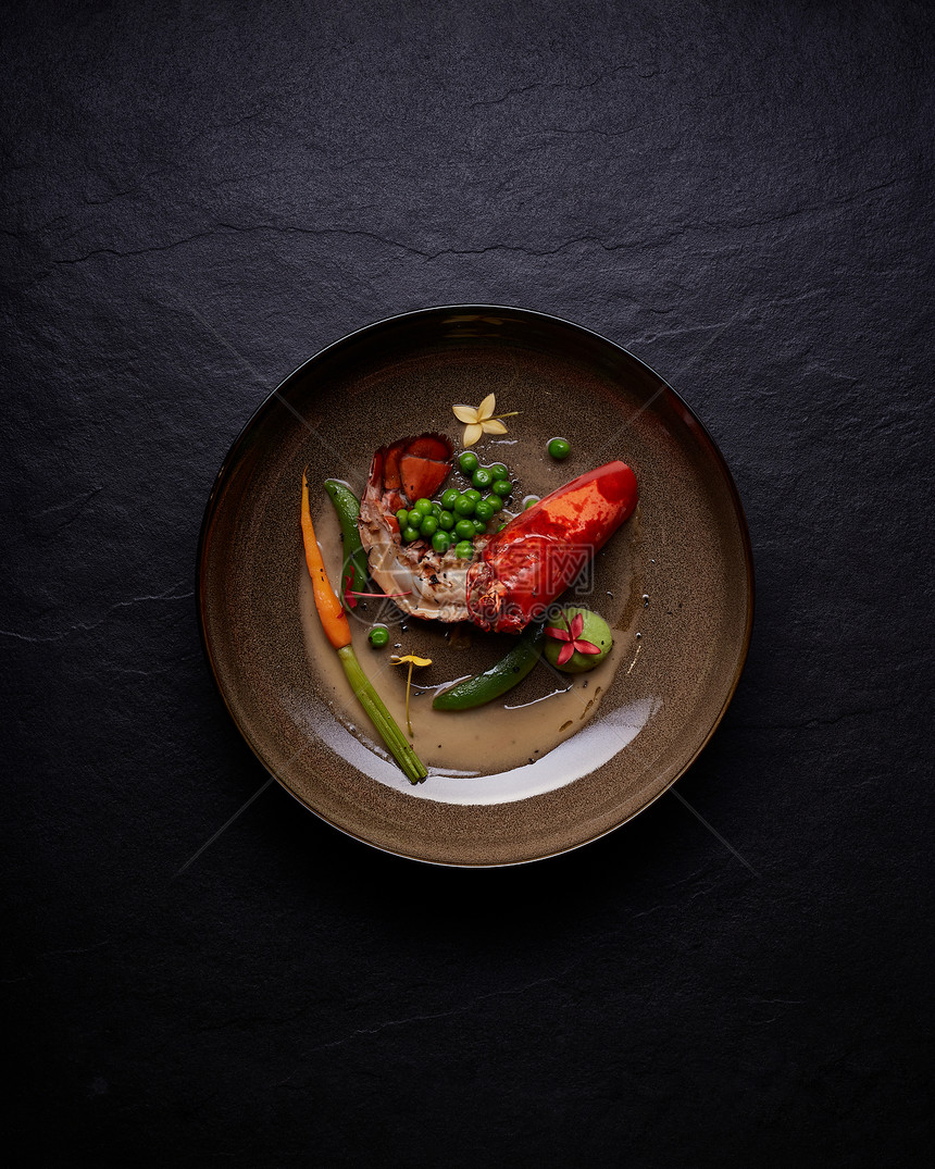 优秀的米其林新鲜餐盘上美味的食物精餐盘子有创意的餐厅大概念图片