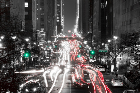 摩天大楼运输美国之夜纽约市交通在第42街和大道的交汇处黑白夜通在纽约市第街黑白地标正方形高清图片素材