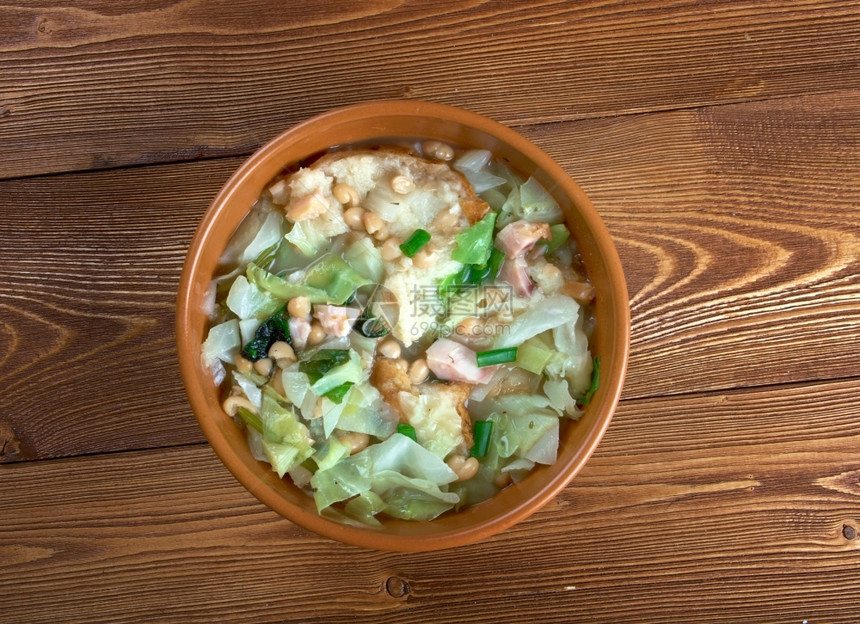盘子健康膷Ribollita有名的Toscan汤一种用面包和蔬菜制成的心肠水壶图片