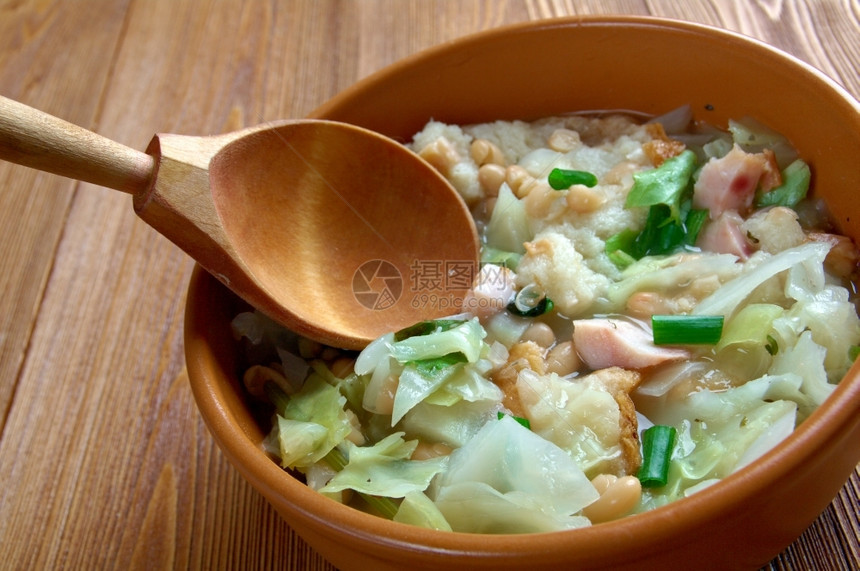 里博利塔Ribollita有名的Toscan汤一种用面包和蔬菜制成的心肠水壶传统盘子图片