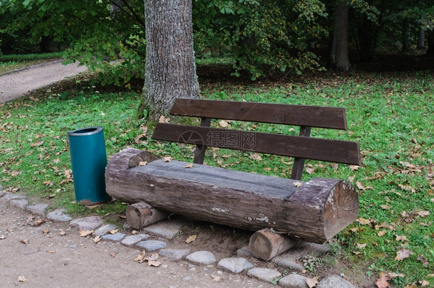草俄罗斯血腥由公园树干制成的木板凳图片