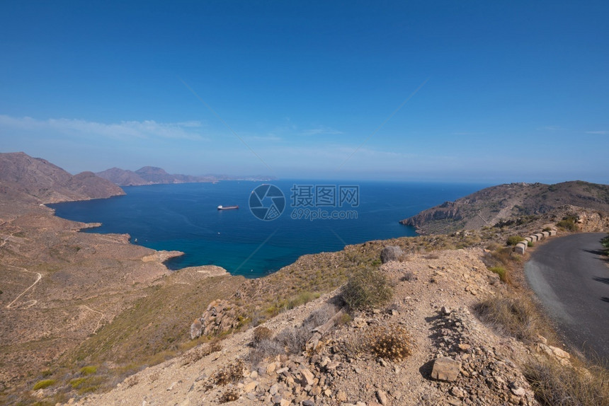 蓝色的晴天西班牙穆尔亚地区卡塔赫纳湾LaAzohia山地景观悬崖图片