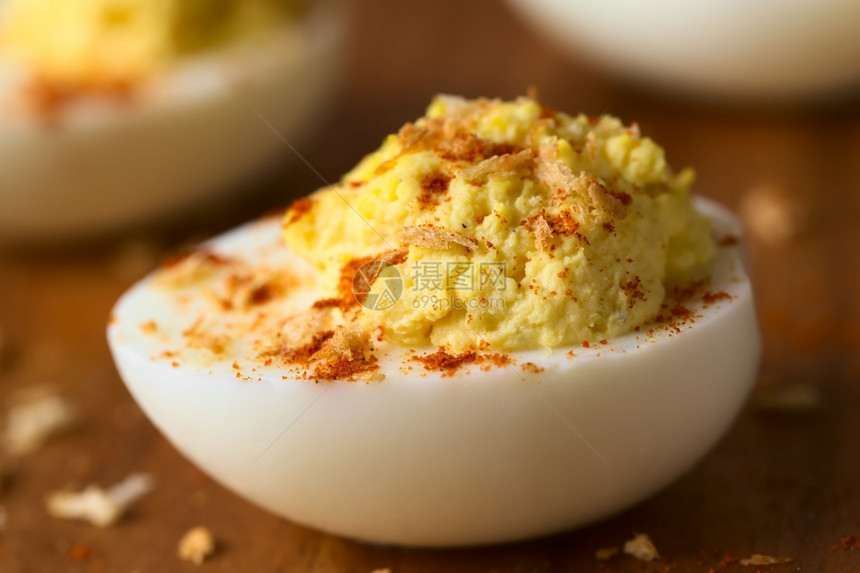 早午餐鸡蛋和辣椒粉用天然光拍攝选择焦点以蛋的三分之一调味品水平的图片
