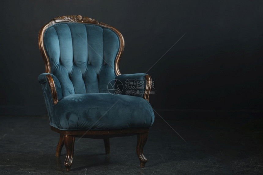 古董一辆黑色背景的空旧皇室蓝臂椅内的豪华图片