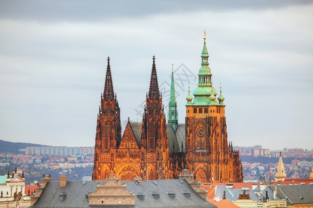 东布拉格与日落时圣维图大教堂的概览巴洛克式著名的图片